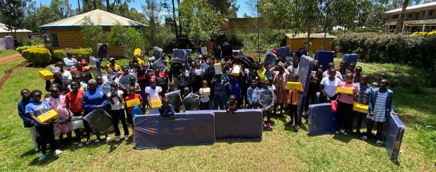 Im April reisten Katharina Weiland-Zejewski, ehrenamtliche Leiterin des Witwenprojekts, Anne-Kristin Henker, Programm Managerin und Nicholas Koech, ehemaliges Patenkind, heute Mitglied des Vorstands von Dentists for Africa (DfA), gemeinsam mit ihren Familien nach Kenia.