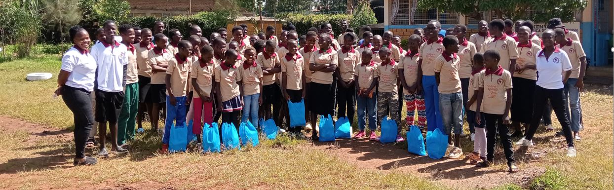 Wie junge Menschen aus dem Patenschaftsprogramm von Dentists for Africa in Kenia durch einen Community-Charity-Walk lernen, ihre Gemeinschaft mitzugestalten – mit Herz, Haltung und Tatkraft.
Die Sonne stand schon hoch am Himmel und die Frische der Nacht war noch zu spüren ...