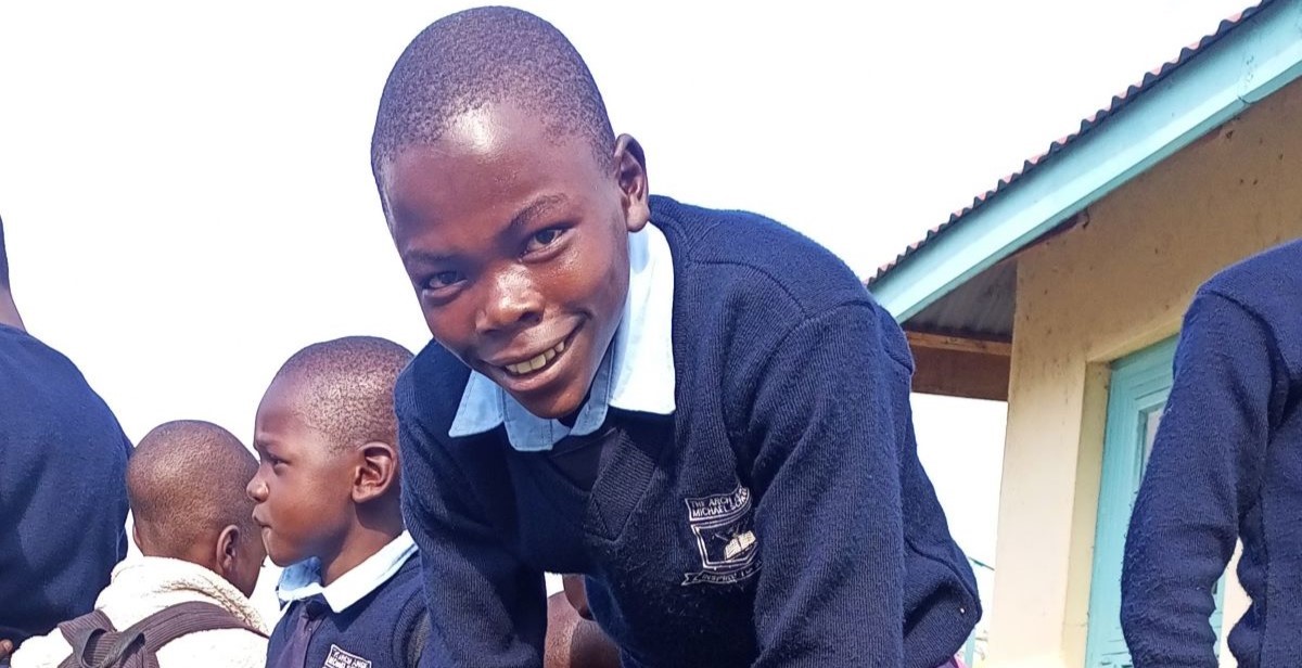 Edwin ist eines von über 1.200 Kindern, die Dentists for Africa durch das Patenschaftsprogramm begleitet(e). Unser Mitarbeiter im kenianischen Patenschaftsbüro erzählt seine Geschichte.