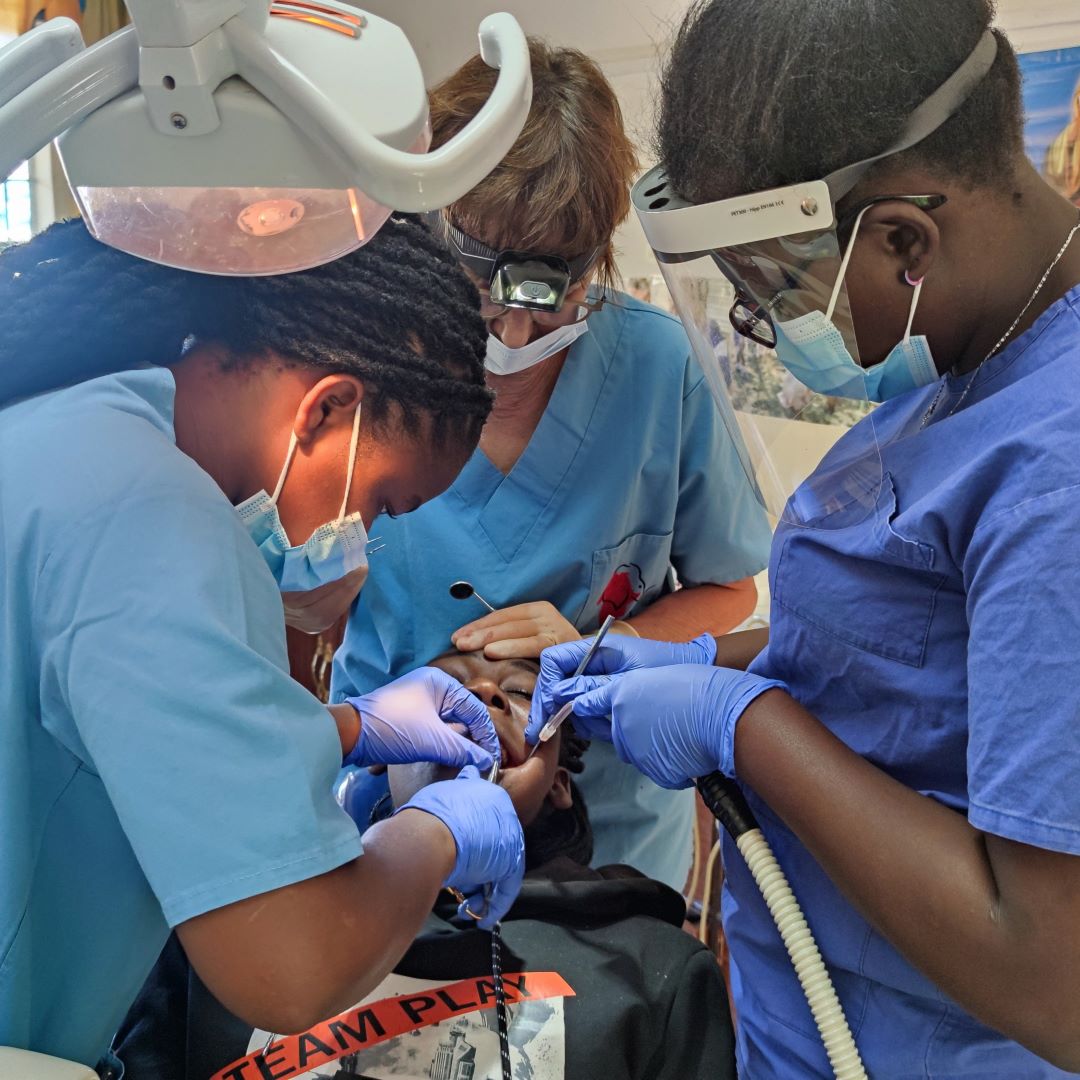 Patenkind und COHO Prisca in Zusammenarbeit mit Zahnärztin